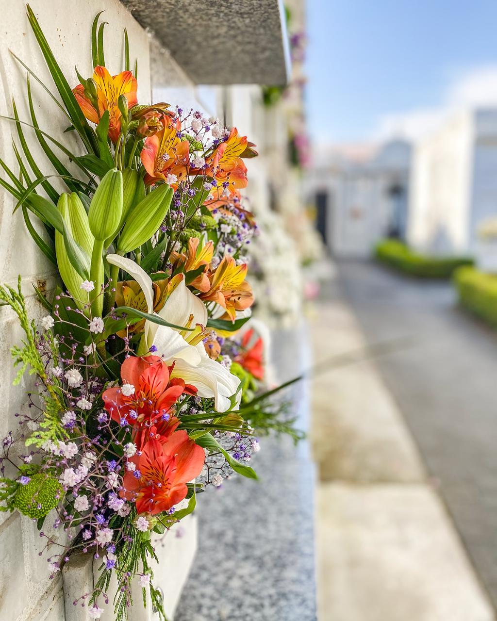 poner flores en cementerio